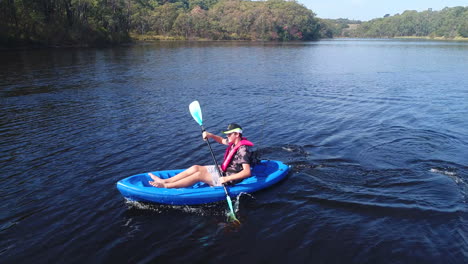 niño en kayak en el lago