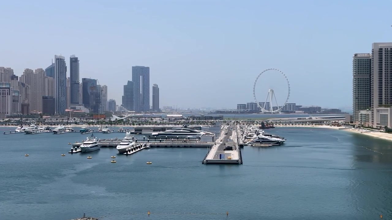 Quang cảnh tuyệt đẹp của Dubai Marina và Dubai Harbour nhìn từ Palm Jumeirah, Dubai