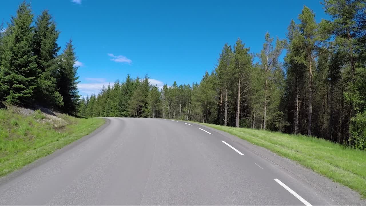 Kører i bil på en vej i Norge