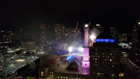 vista trasera del ayuntamiento de mississauga cuando comienzan los fuegos artificiales el día de canadá