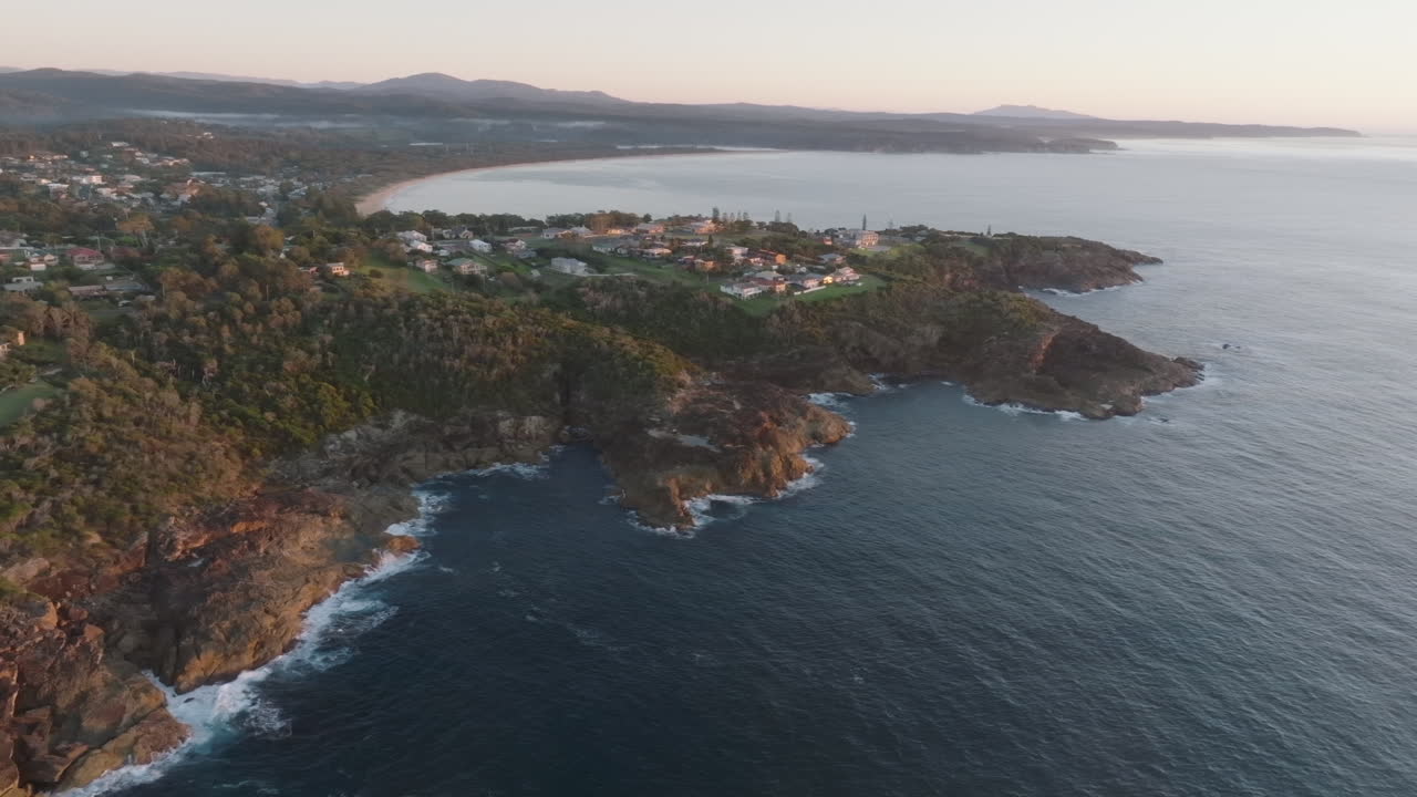 Dron sobrevolando la ciudad de Tathra y el promontorio al amanecer en la Costa Sur de Nueva Gales del Sur, Australia.