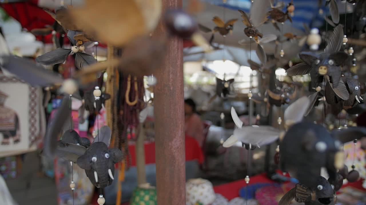 una tienda de recuerdos que vende diferentes diseños de campanas de viento inspiradas en animales en luang prabang, laos - de cerca