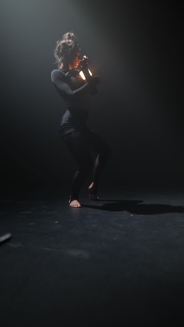 Esibizione di danza contemporanea con fuoco