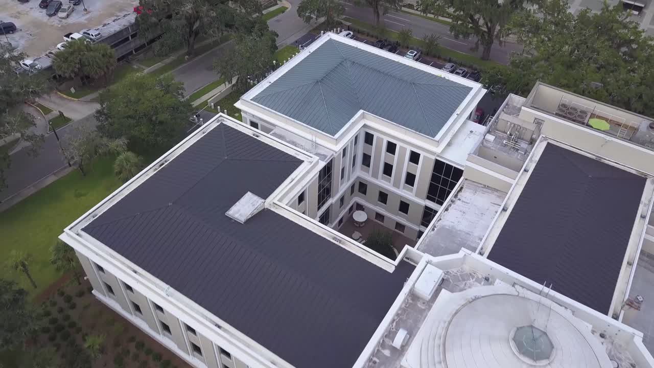 volando sobre el edificio de la corte suprema de florida y el poste de la bandera, tallahassee, eagle eye