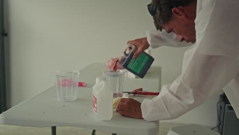 mezcla de productos químicos en un entorno de laboratorio