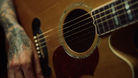 Unerkennbare-Person-Spielt-Akustikgitarre-Im-Dunklen-Aufnahmestudio.