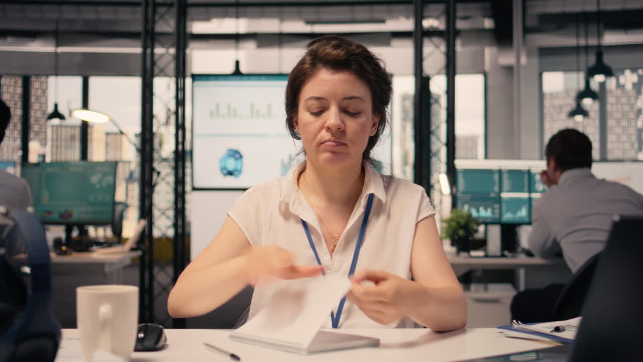 Mulher irritada digitando errado, fazendo anotações, rasgando papel, começando de novo