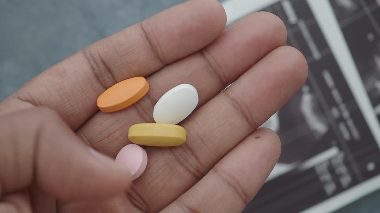 Pastillas en una mano