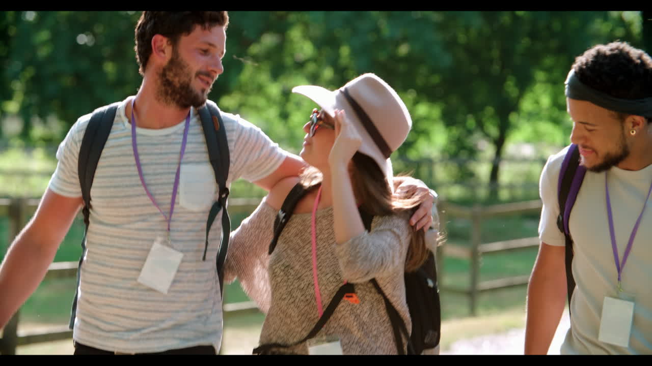 음악 페스티벌에 캠핑을 가는 젊은이들의 그룹
