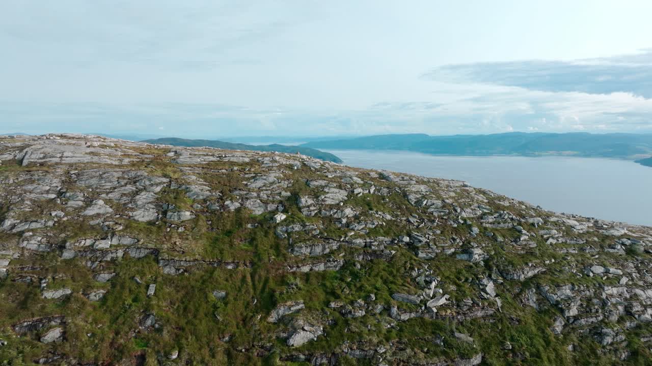 paisaje montañoso costero entre hasselvika y rissa en blaheia, noruega