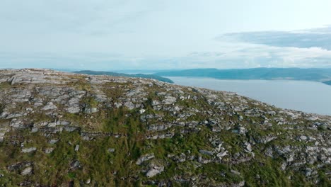 paisaje montañoso costero entre hasselvika y rissa en blaheia, noruega