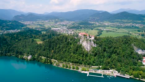 Slowenien-Wunderschöne-Natur---Ferienort-Bleder-See.