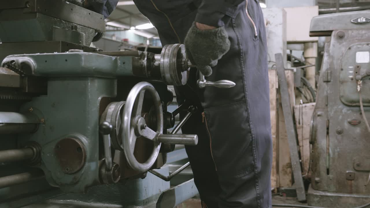 рука инженера человека, работающего с использованием промышленной машины на заводе, мужчина, использующий квалифицированное ручное управление машинами с точностью, техник и рабочий, металлург и мастерская и строительство.