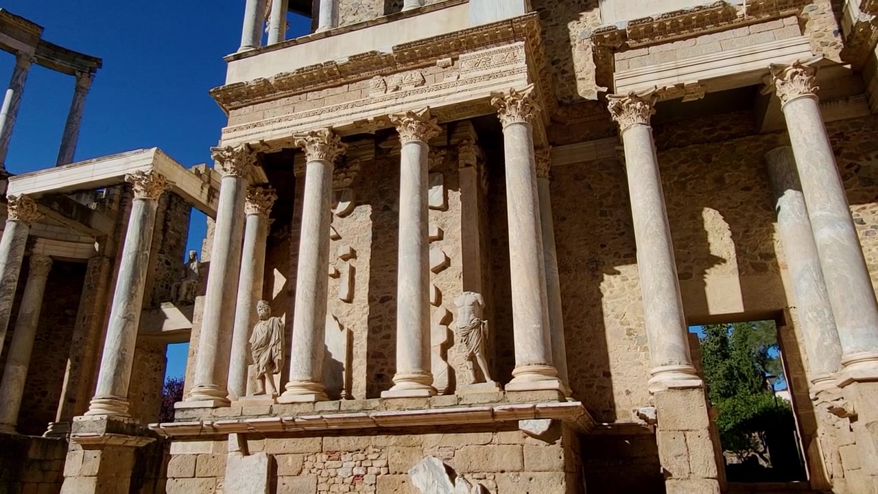 Teatro Romano di Mérida. Vista panoramica delle colonne romane, statue e fregi. Vista panoramica del palcoscenico del teatro romano. Emerita Augusta. Spagna. Architettura dell'Impero Romano.