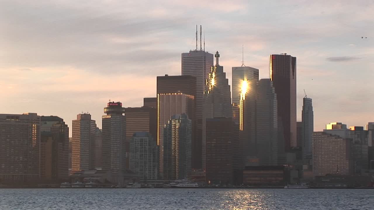 일부 건물에서 햇빛이 반사되는 토론토 스카이라인의 아름다운 일몰 사진