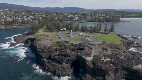 retirada aérea del faro y el estacionamiento en kiama nsw australia, estableciendo
