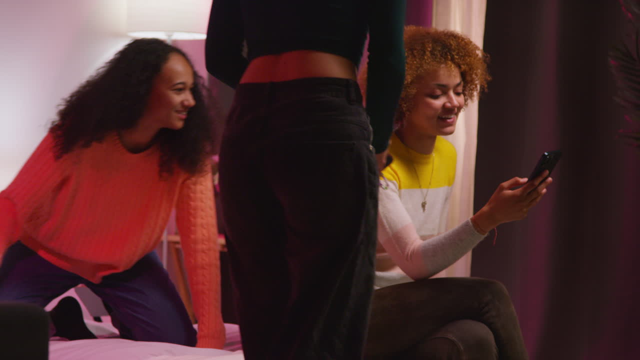 amigos tomando selfies en el dormitorio