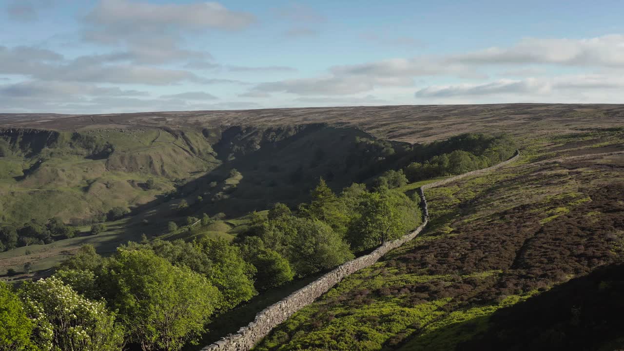 매우 느린 패닝 드론 은 북 요크 무어 (north york moors) 에 있는 프라이프데일 (fryupdale) 의 머리에 있는 화려한 풍경을 보여줍니다.