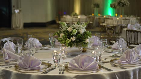 Mesa-Redonda-Decorada-Para-Una-Celebración-De-Boda