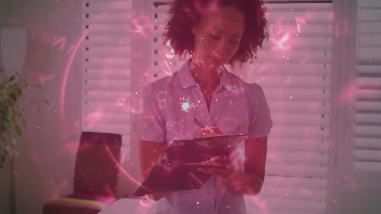 animación del procesamiento de datos sobre una doctora afroamericana tomando notas.