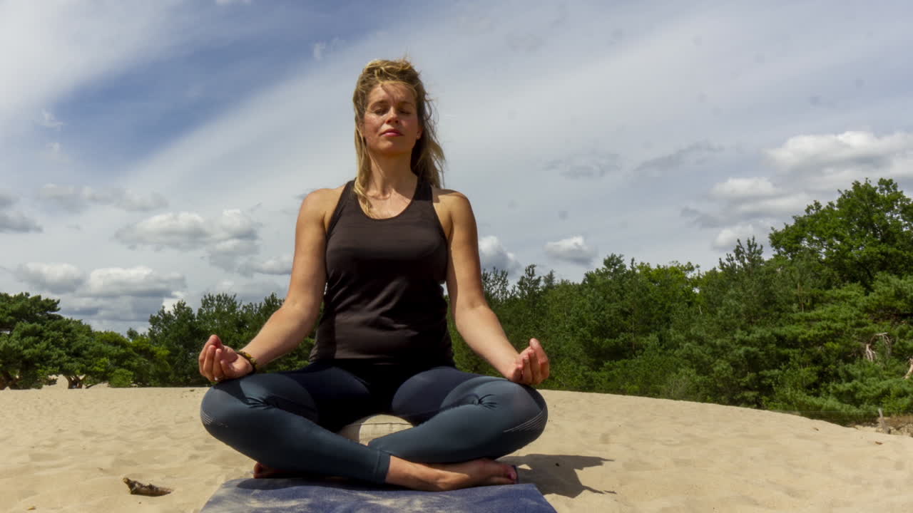 timelapse de mujer meditando en dunas de arena - de derecha a izquierda