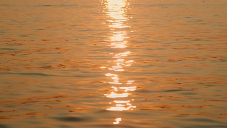 puesta de sol sobre el océano a cámara lenta