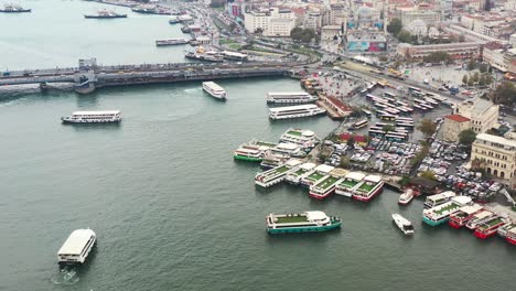 el puerto de ferry en la costa del río bósforo en karakoy, estambul, turquía en una mañana nublada mientras los ferries comienzan a transportar turistas al otro lado