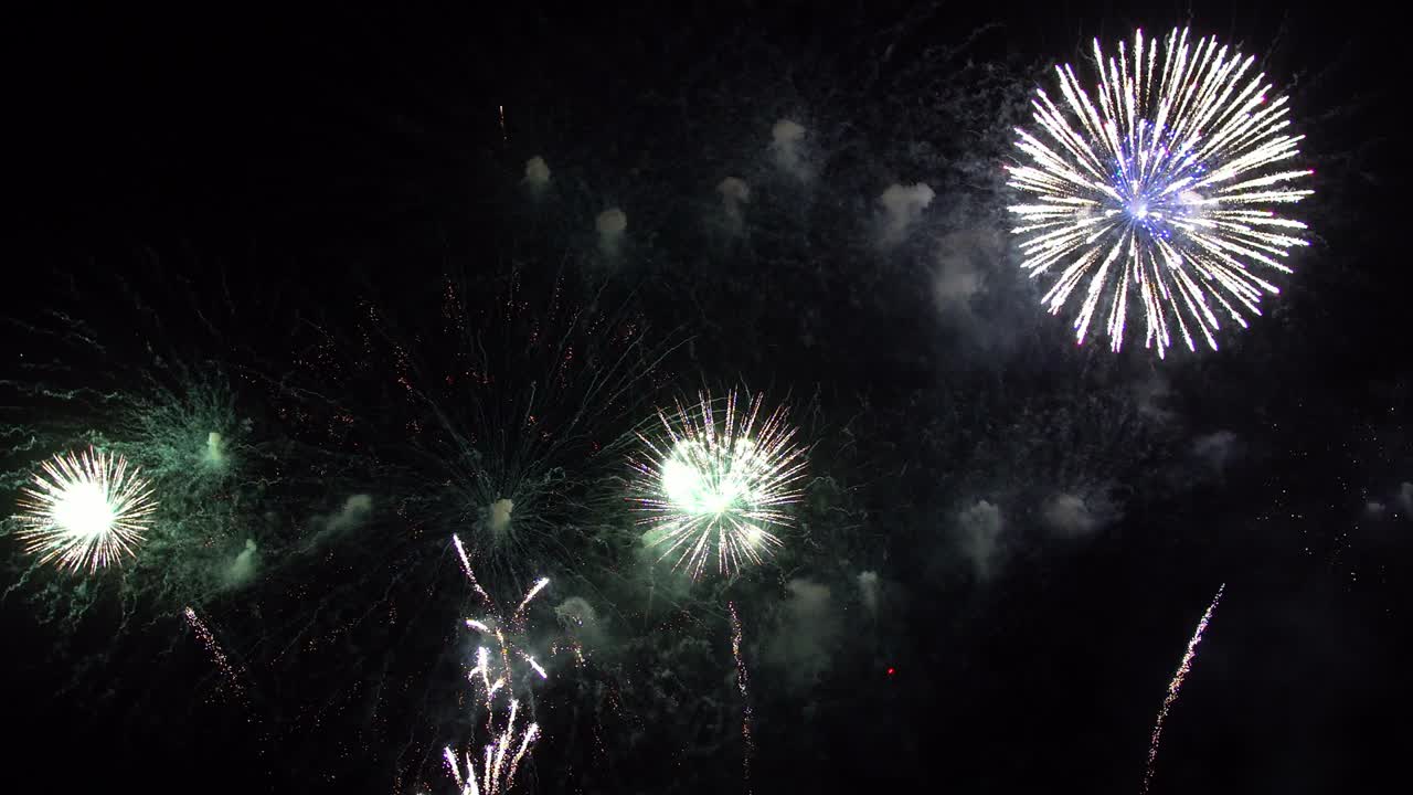 exhibición de fuegos artificiales coloridos fondo nocturno