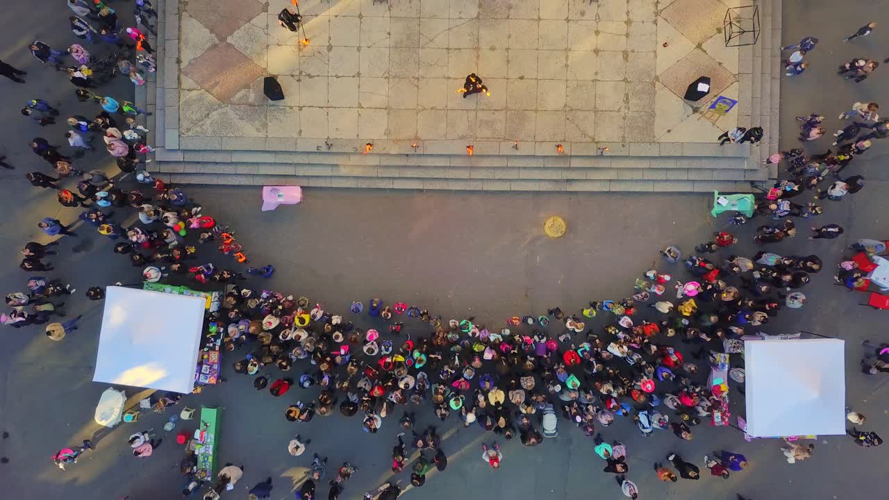 vista aérea del espectáculo de fuego de demostración por la gente en el parque