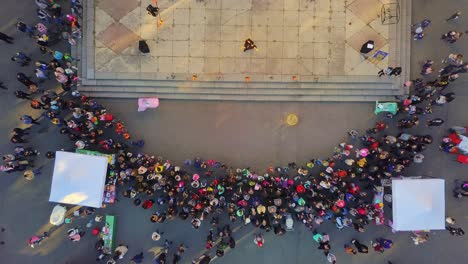 vista aérea del espectáculo de fuego de demostración por la gente en el parque