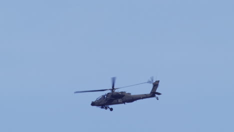 Apache-Hubschrauber-In-Zeitlupe,-Blauer-Himmel