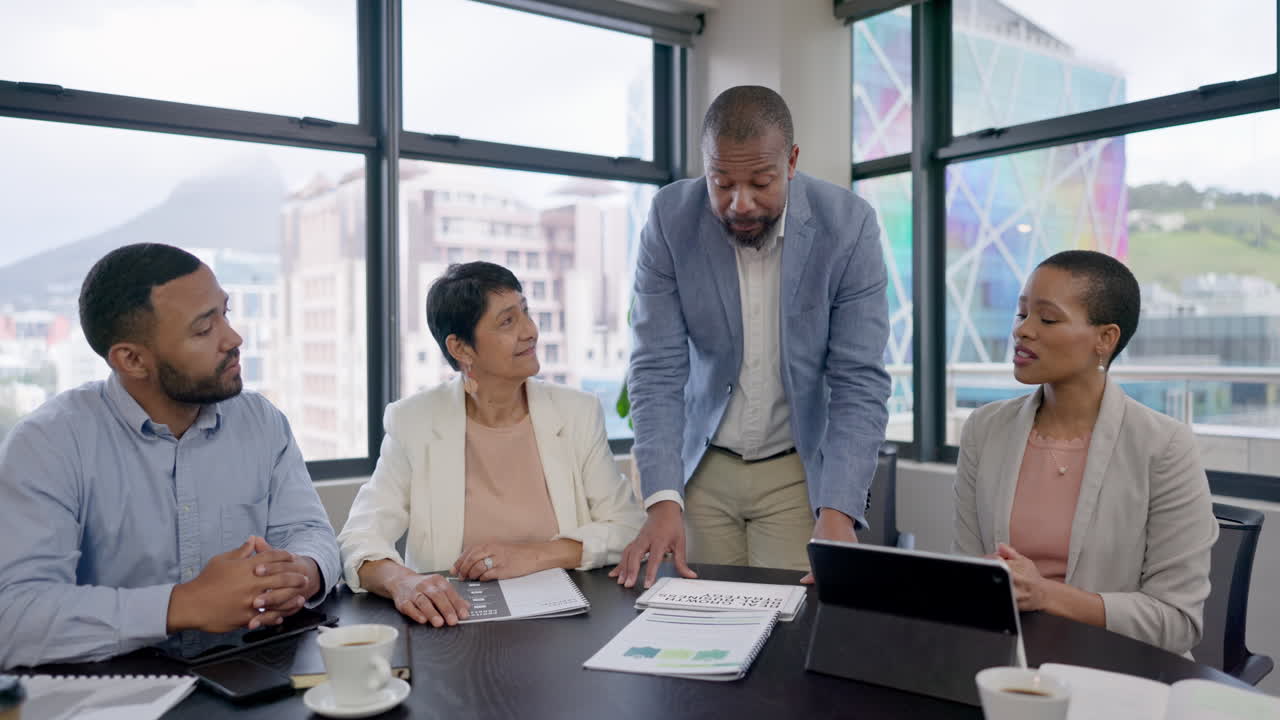 uomo di colore, dirigenti o uomini d'affari che parlano
