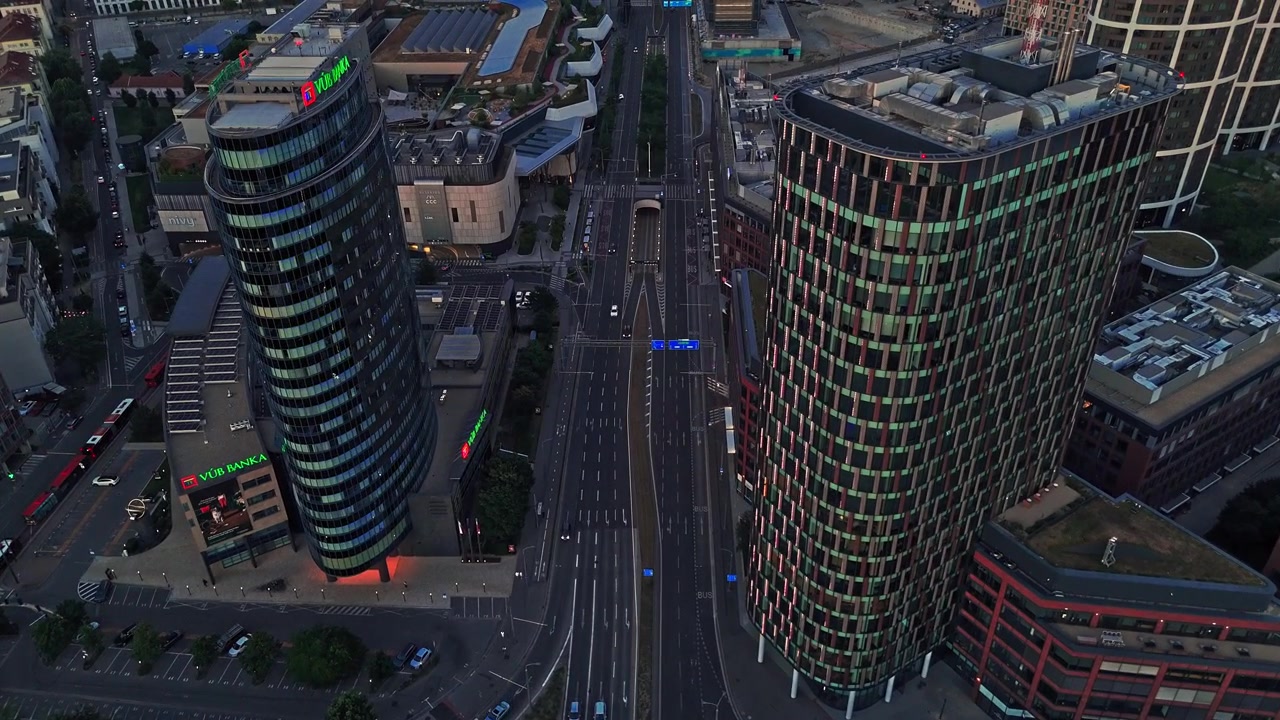 Vista urbana de Bratislava con edificios y tráfico en la ciudad al atardecer.