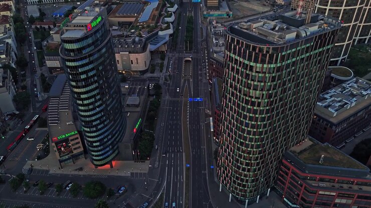 Vista urbana de Bratislava com edifícios e trânsito ao pôr do sol.