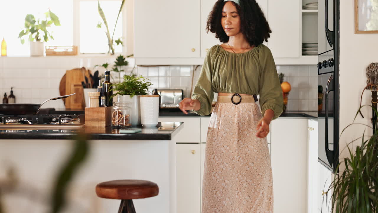 Donna che usa lo smartphone in una cucina moderna