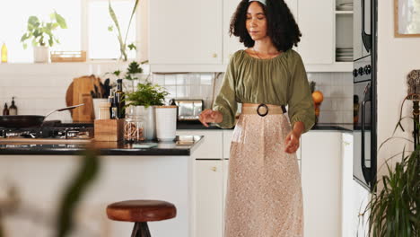 mujer usando un teléfono inteligente en una cocina moderna