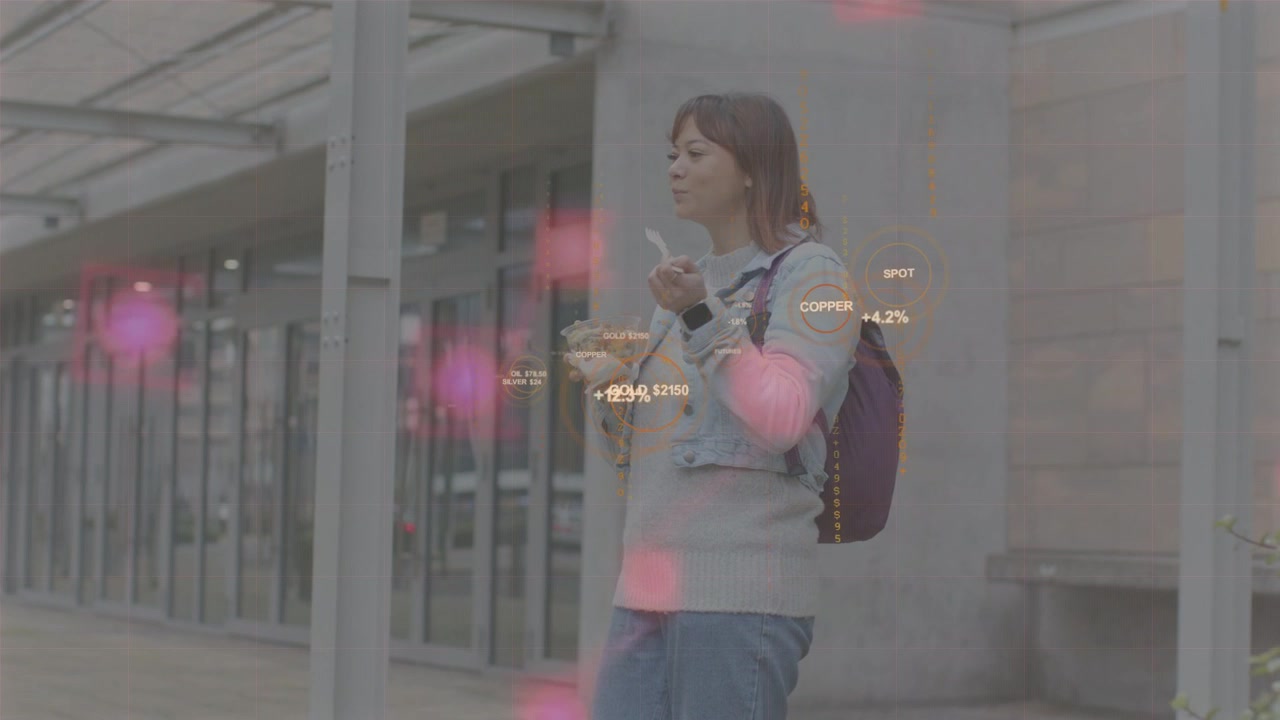 Mujer comiendo comida para llevar, consultando su reloj inteligente, lo que genera etiquetas financieras, cambios porcentuales y un efecto bokeh rosa ascendente.