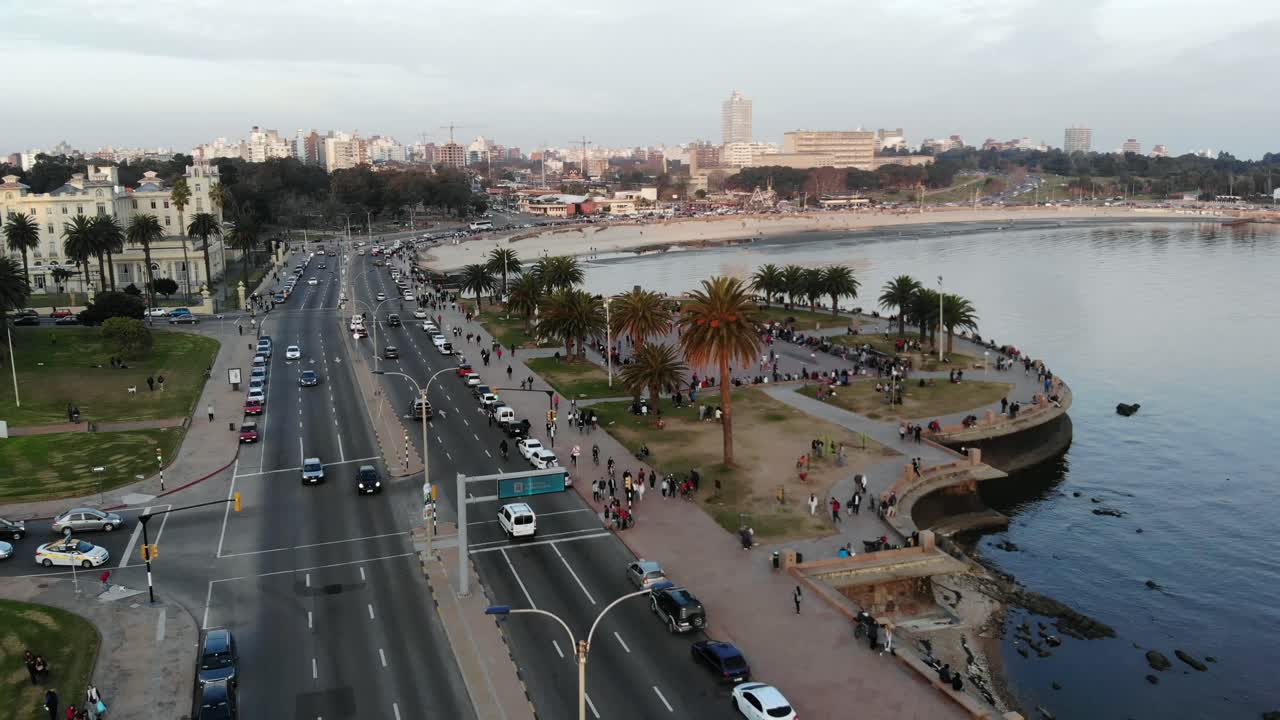 Filmato aereo paesaggistico con drone del traffico a Montevideo, Uruguay.