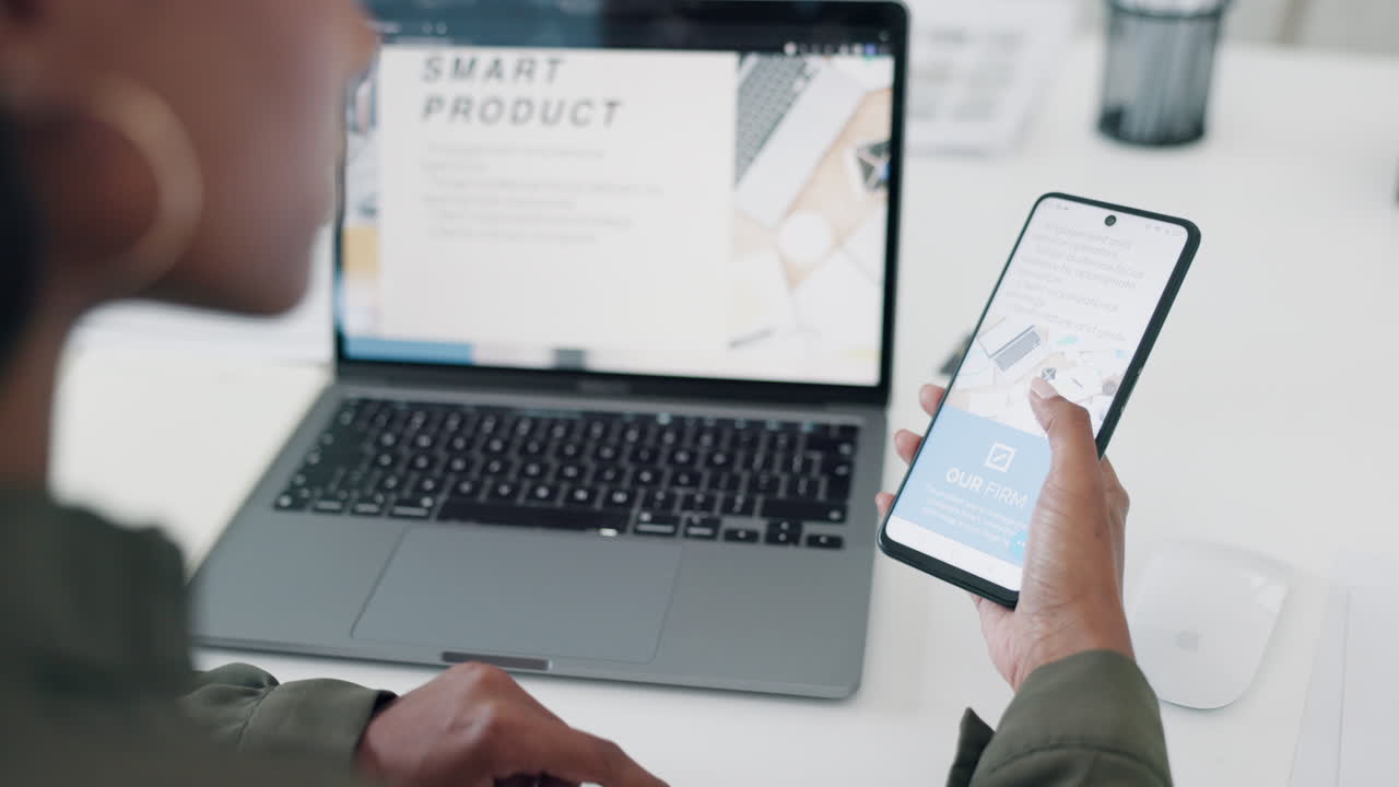 mujer trabajando en portátil y teléfono, revisando producto digital