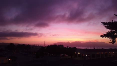 Toma-Panorámica-Del-Cardán-Del-Puente-Golden-Gate-Desde-Fort-Mason-Al-Atardecer-Con-Un-Colorido-Cielo-Rosa-Y-Púrpura-En-San-Francisco,-California