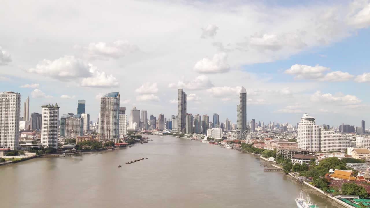 Vista aérea do Rio Chao Phraya com arranha-céus de Bangkok ao fundo em um dia nublado, Tailândia.