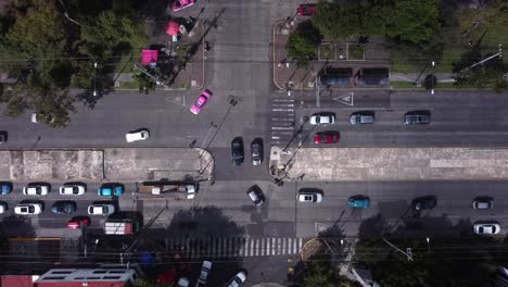 vista de arriba hacia abajo del tráfico en la ciudad de méxico