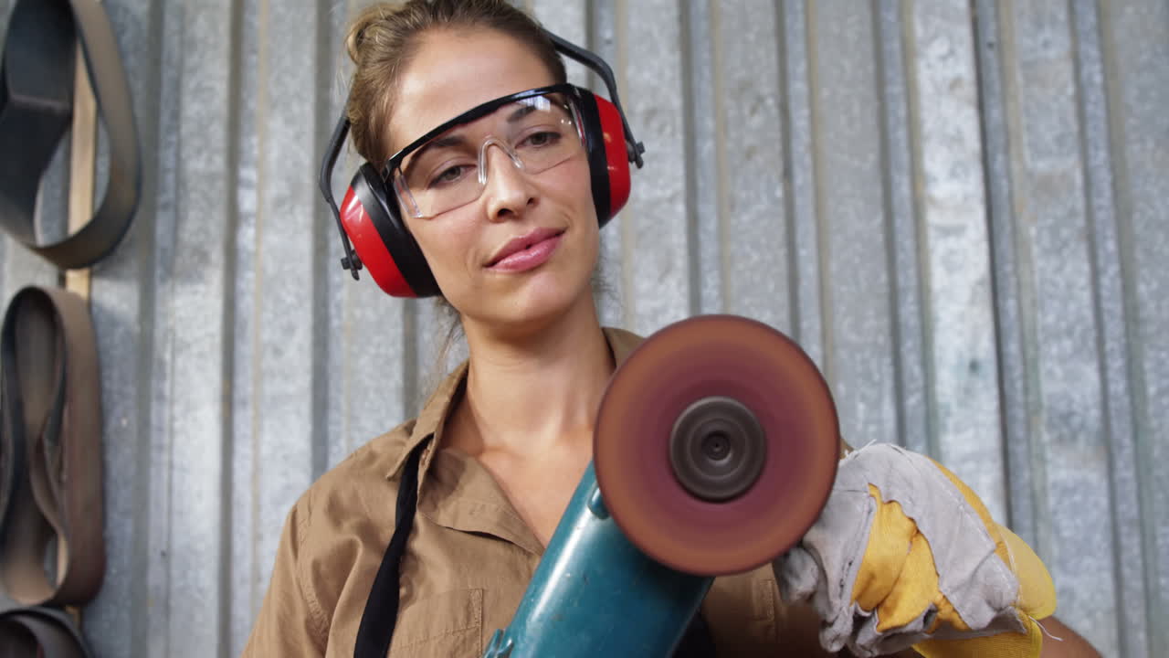 vista de frente del carpintero preparándose para lijar una tabla