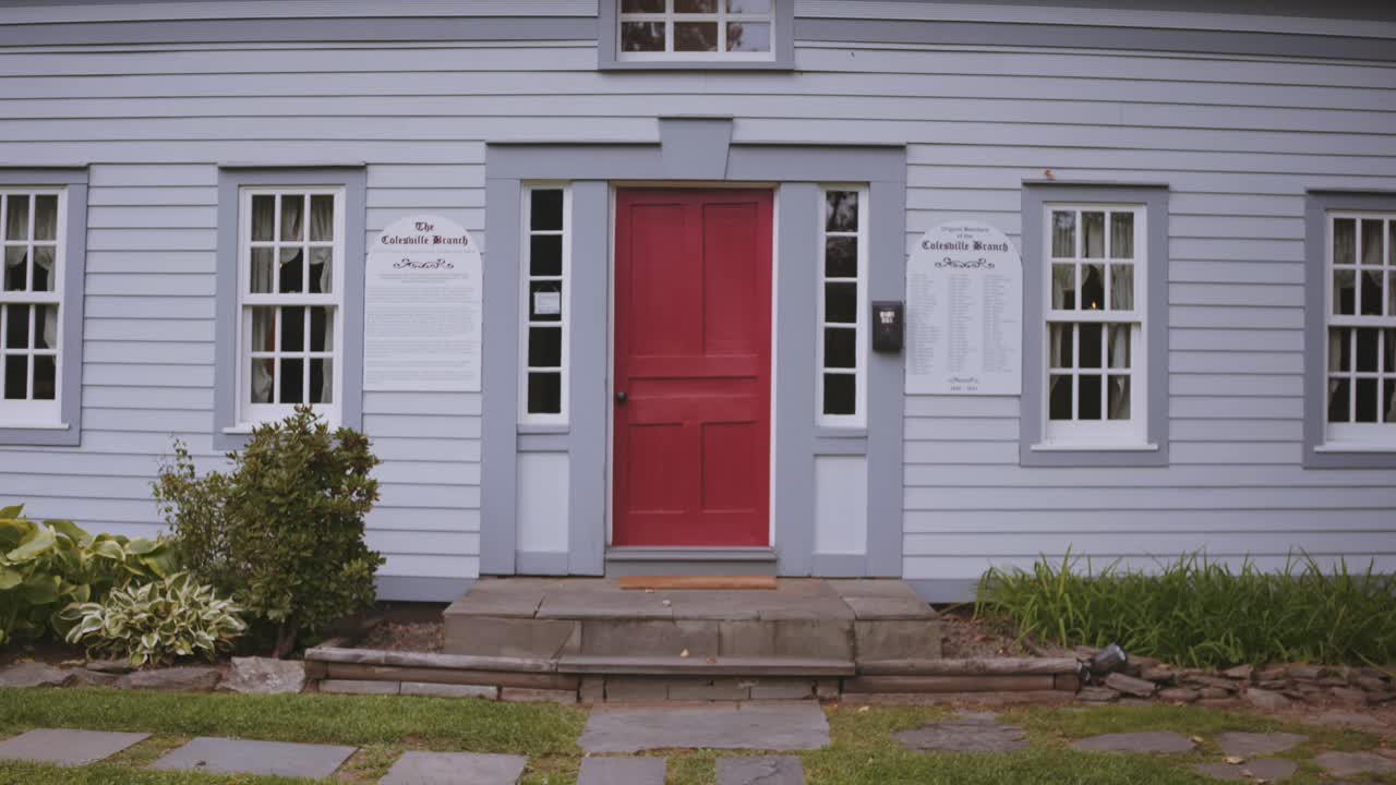tomada estática de la puerta principal y los signos de la casa de los caballeros, joseph sr. y newell knight y el lugar de la primera rama de la iglesia de cristo, los mormones ubicados en colesville, nueva york bainbridge