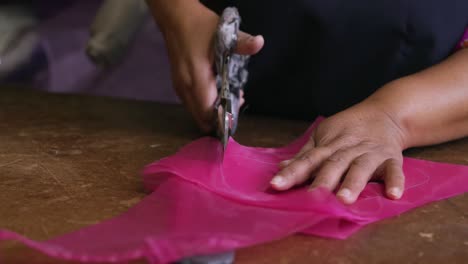mujer de raza mixta trabajando en una fábrica de sombreros