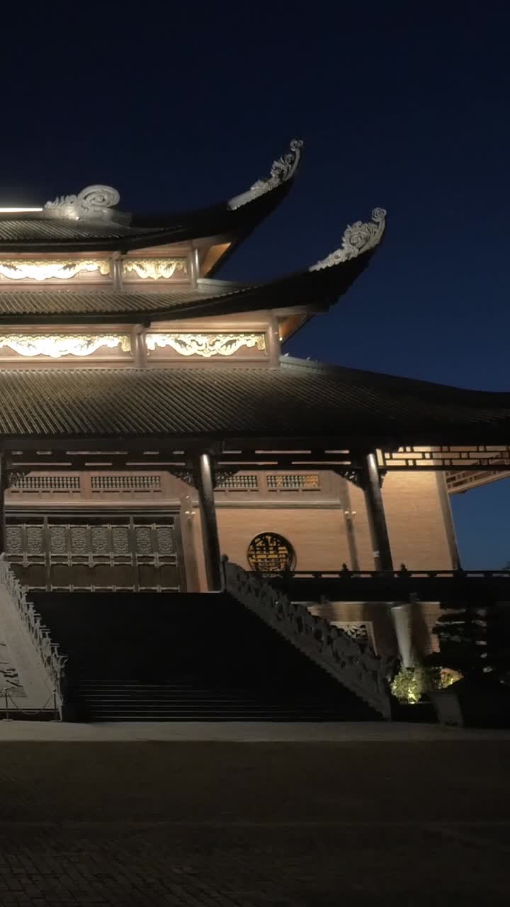 Architettura di un tempio asiatico tradizionale illuminata di notte