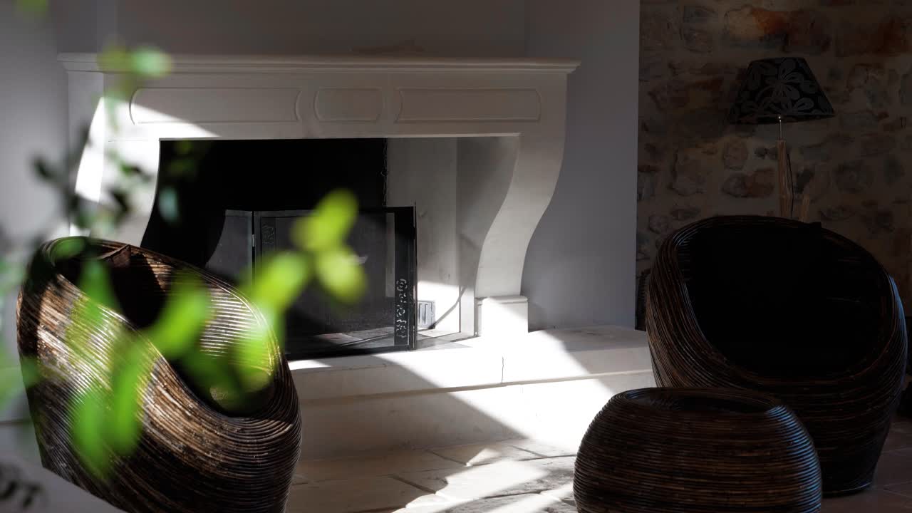 앞에 앉아있는 가구의 노출 샷