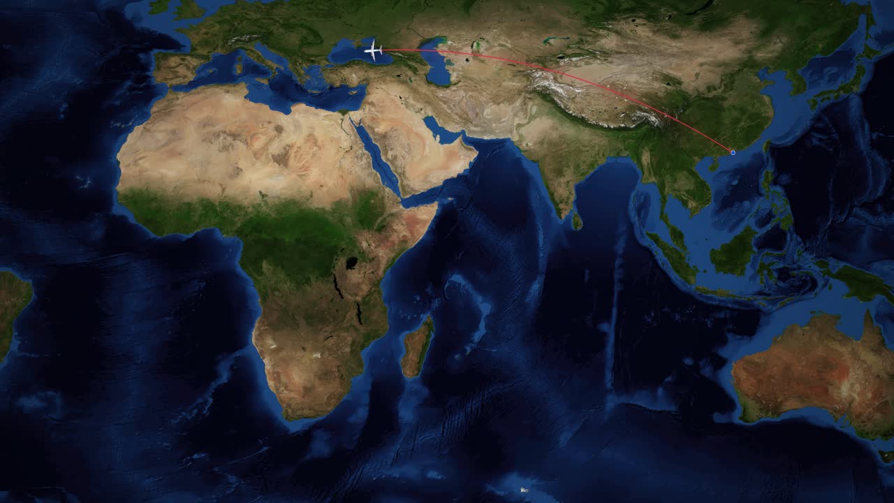 Animazione di una mappa satellitare del mondo mostra un'icona di aereo che vola da Hong Kong a Casablanca, Marocco.