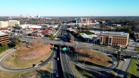 Winston-Salem-North-Carolina,-Luftumlaufbahn-Von-Business-40-Mit-Auf--Und-Abfahrrampen