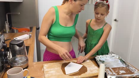 madre e hija haciendo galletas de pan de jengibre